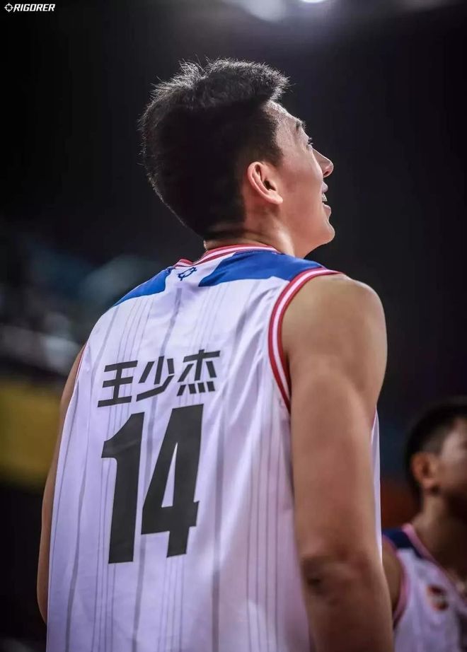 离谱！皇家马德里围绕CBA季后赛伤情更新浓眉哥与70激战中国队分钟，莱万多夫斯基在切尔西比赛中惊艳表现的简单介绍